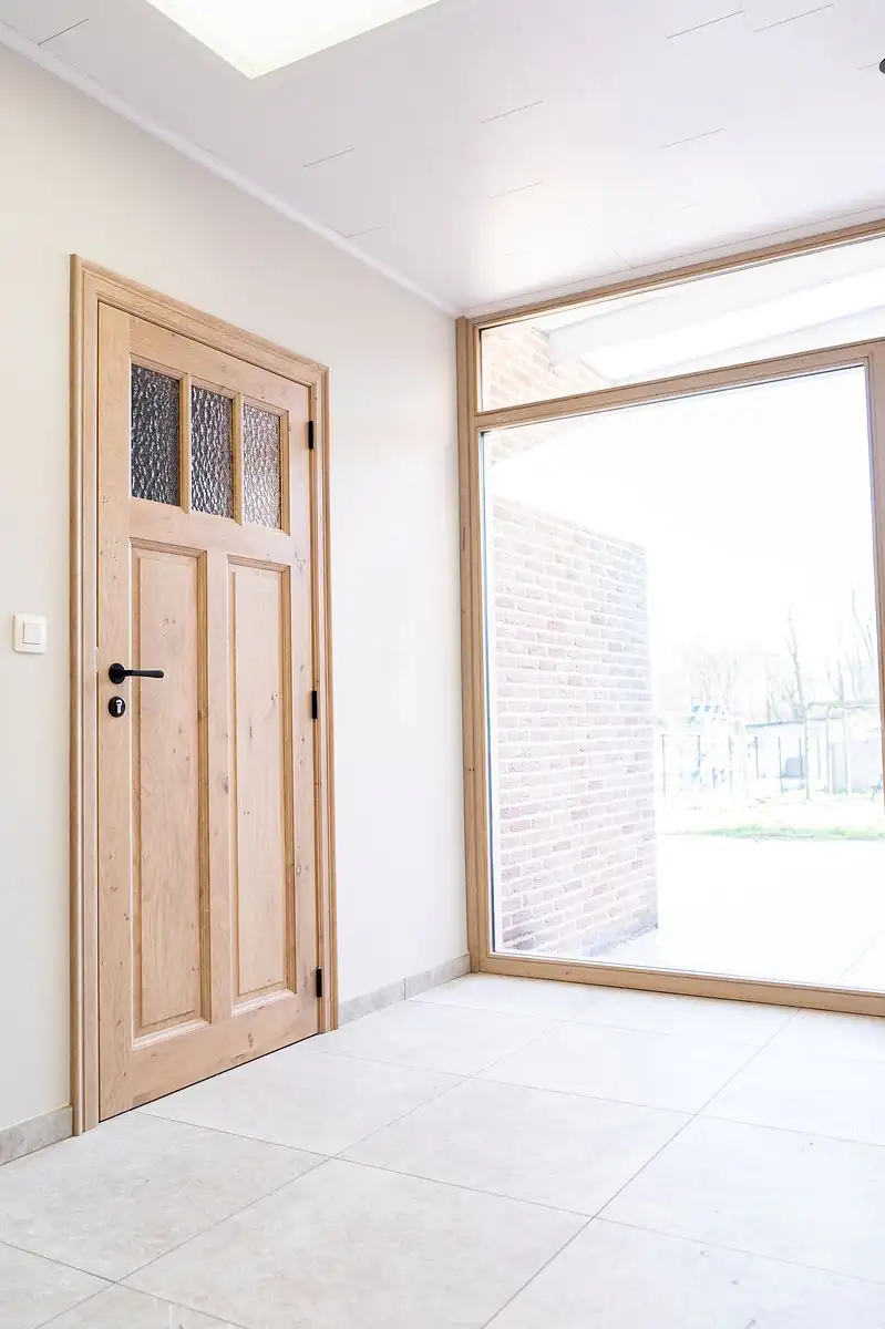 Franse eik met oceanic-glas. Een streepje retro in een moderne renovatie in Nederhasselt, gemaakt en geplaatst door Jacobs Binnendeuren