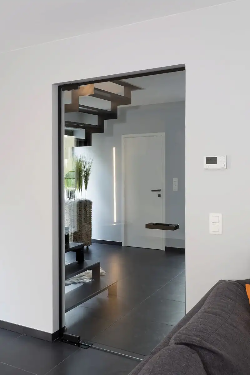 Glasdeur steellook + gelakte spaandeur in Ninove, gemaakt en geplaatst door Jacobs Binnendeuren