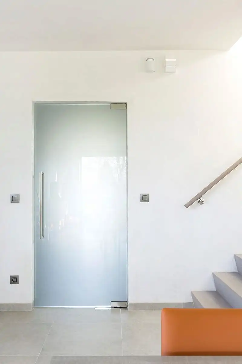 Glasdeur pivoterend + fineer eiken deuren + witlak RAL 9010 in Kester, gemaakt en geplaatst door Jacobs Binnendeuren