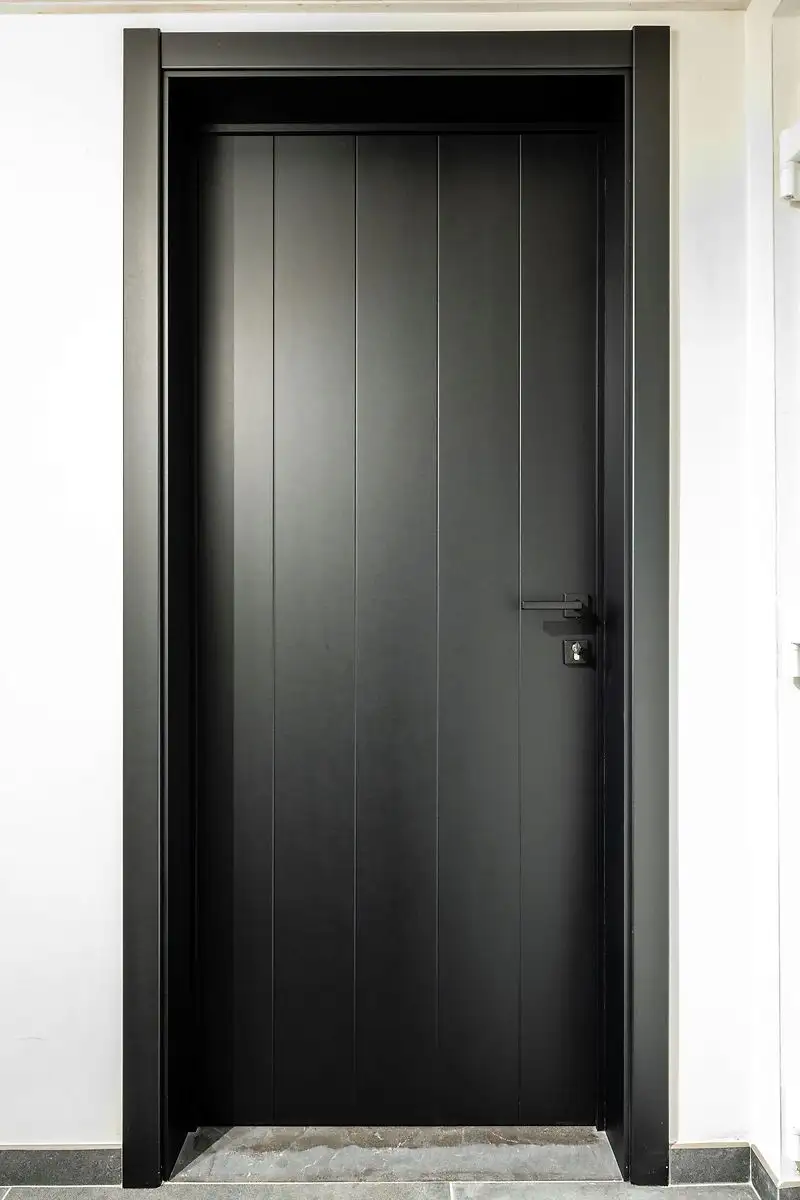 Vlakke binnendeur gelakt in een diepe donkere kleur, zonder zichtbare deurlijst