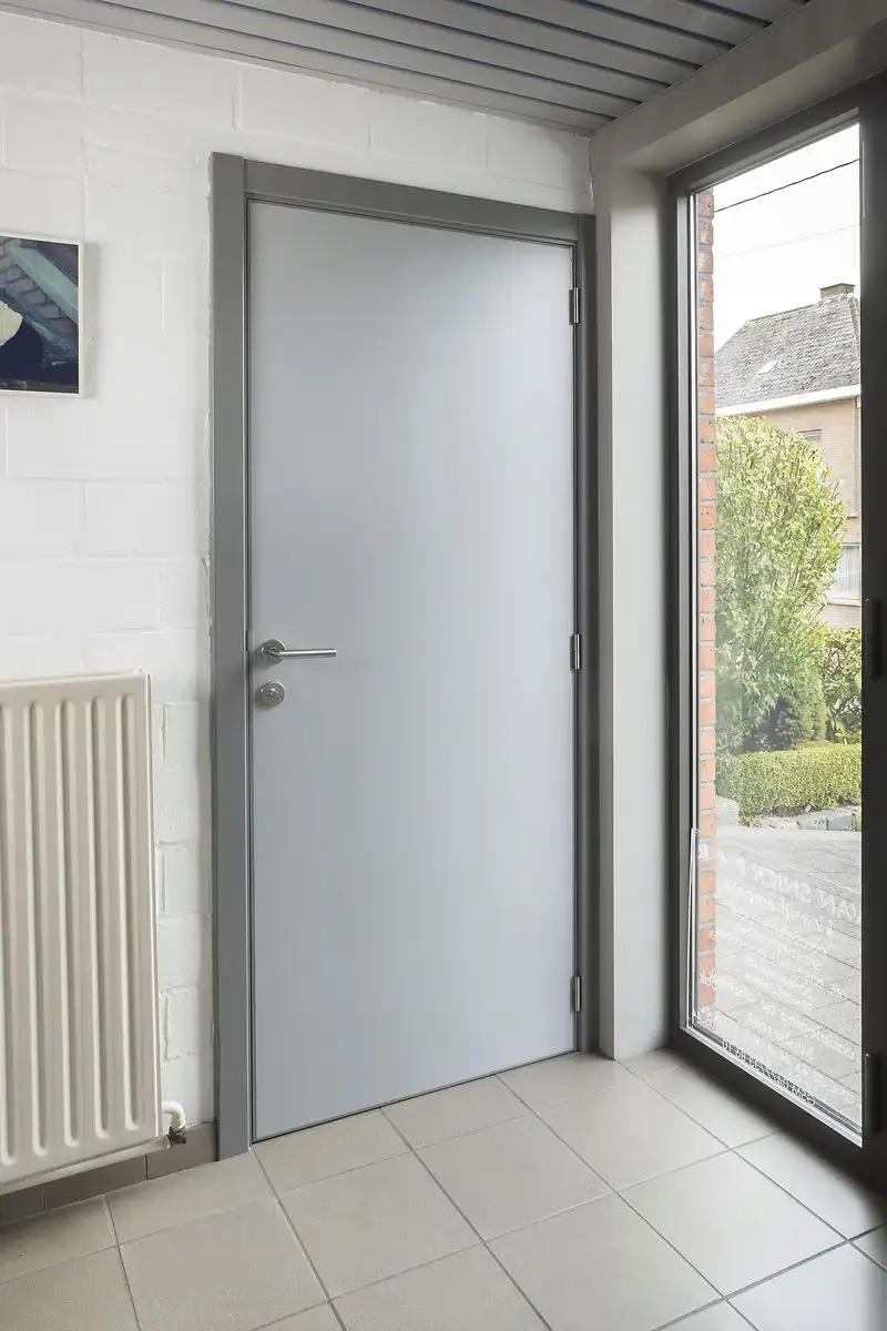 Pure deuren in gelakt kassement in Appelterre, gemaakt en geplaatst door Jacobs Binnendeuren
