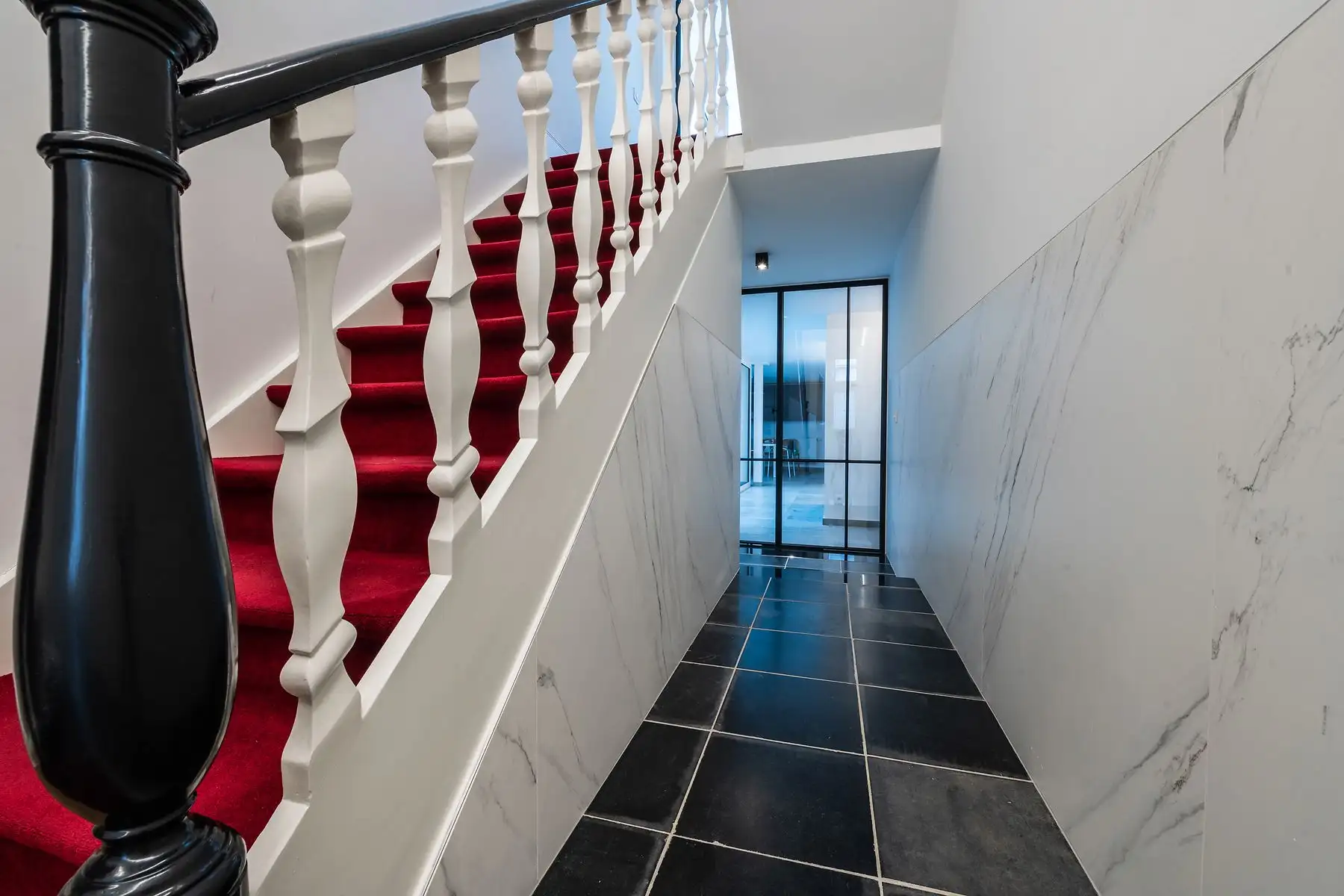 Dubbele smeedijzeren deur_asymmetrische verdeling in Ninove, gemaakt en geplaatst door Jacobs Binnendeuren (foto 2 van 6)