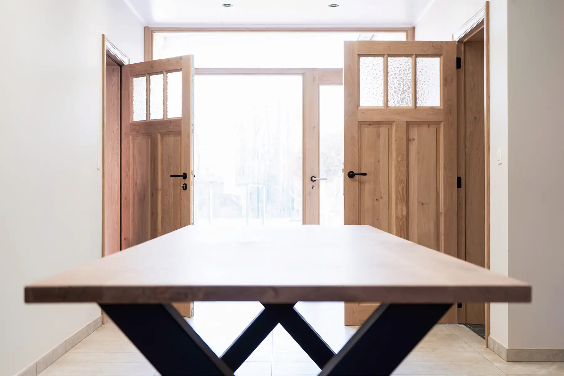 Franse eik met oceanic-glas. Een streepje retro in een moderne renovatie in Nederhasselt, gemaakt en geplaatst door Jacobs Binnendeuren (foto 2 van 2)