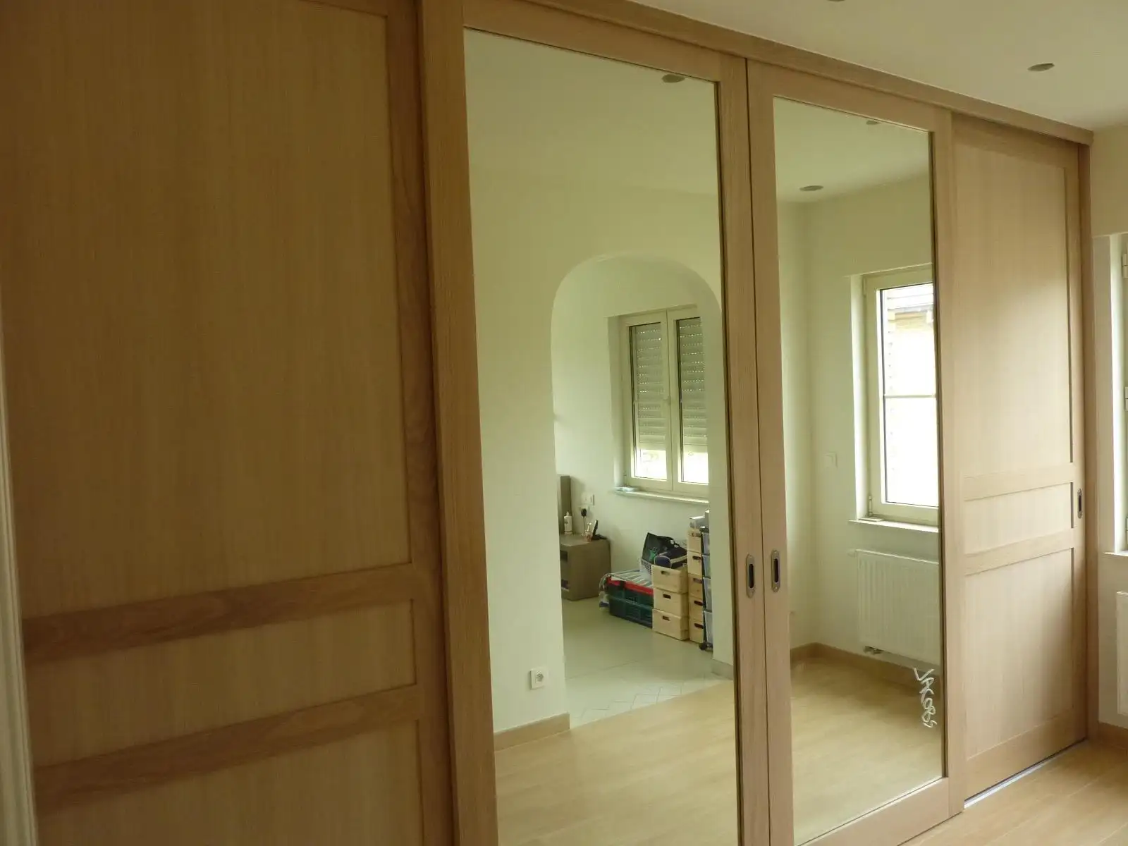 Schuifdeurkast massief eik / fineer eik in Aalst, gemaakt en geplaatst door Jacobs Binnendeuren (foto 2 van 3)