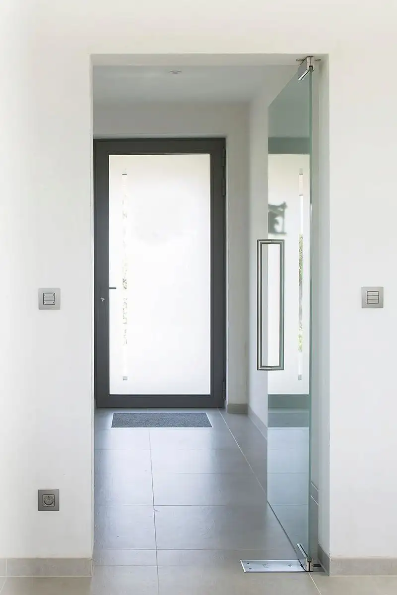 Glasdeur pivoterend + fineer eiken deuren + witlak RAL 9010 in Kester, gemaakt en geplaatst door Jacobs Binnendeuren (foto 2 van 6)