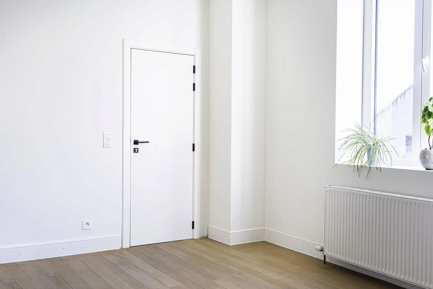 Combinatie van strak gelakte deuren met de warmte van hout in een gerenoveerde vierkantshoeve in Nederhasselt, gemaakt en geplaatst door Jacobs Binnendeuren (foto 2 van 6)