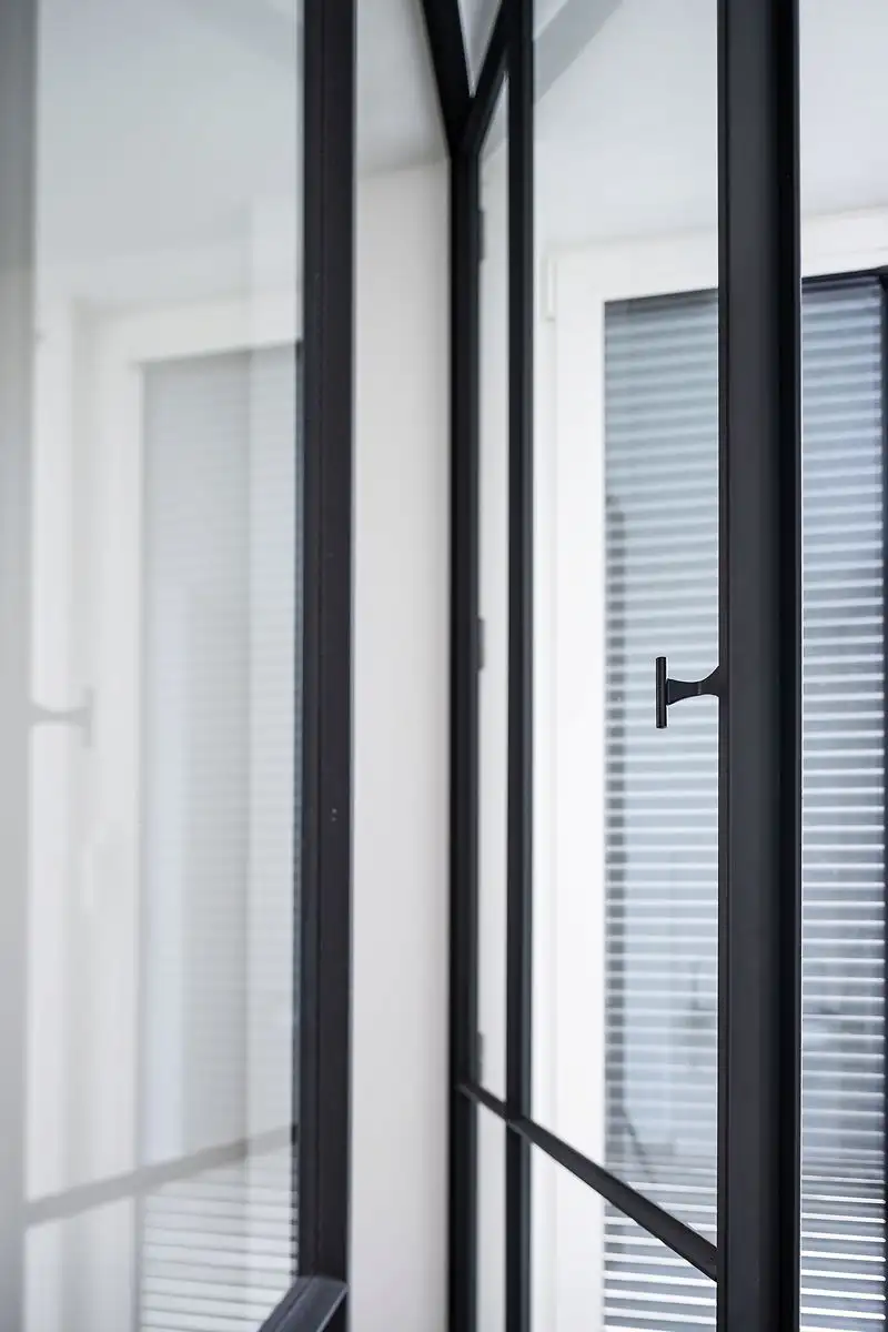 Dubbele smeedijzeren deur_asymmetrische verdeling in Ninove, gemaakt en geplaatst door Jacobs Binnendeuren (foto 3 van 6)