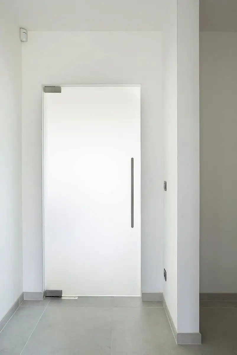 Glasdeur pivoterend + fineer eiken deuren + witlak RAL 9010 in Kester, gemaakt en geplaatst door Jacobs Binnendeuren (foto 3 van 6)