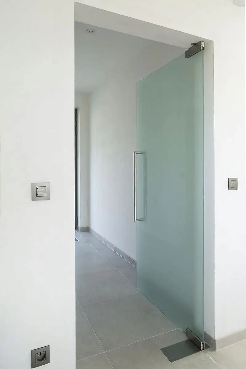 Glasdeur pivoterend + fineer eiken deuren + witlak RAL 9010 in Kester, gemaakt en geplaatst door Jacobs Binnendeuren (foto 4 van 6)