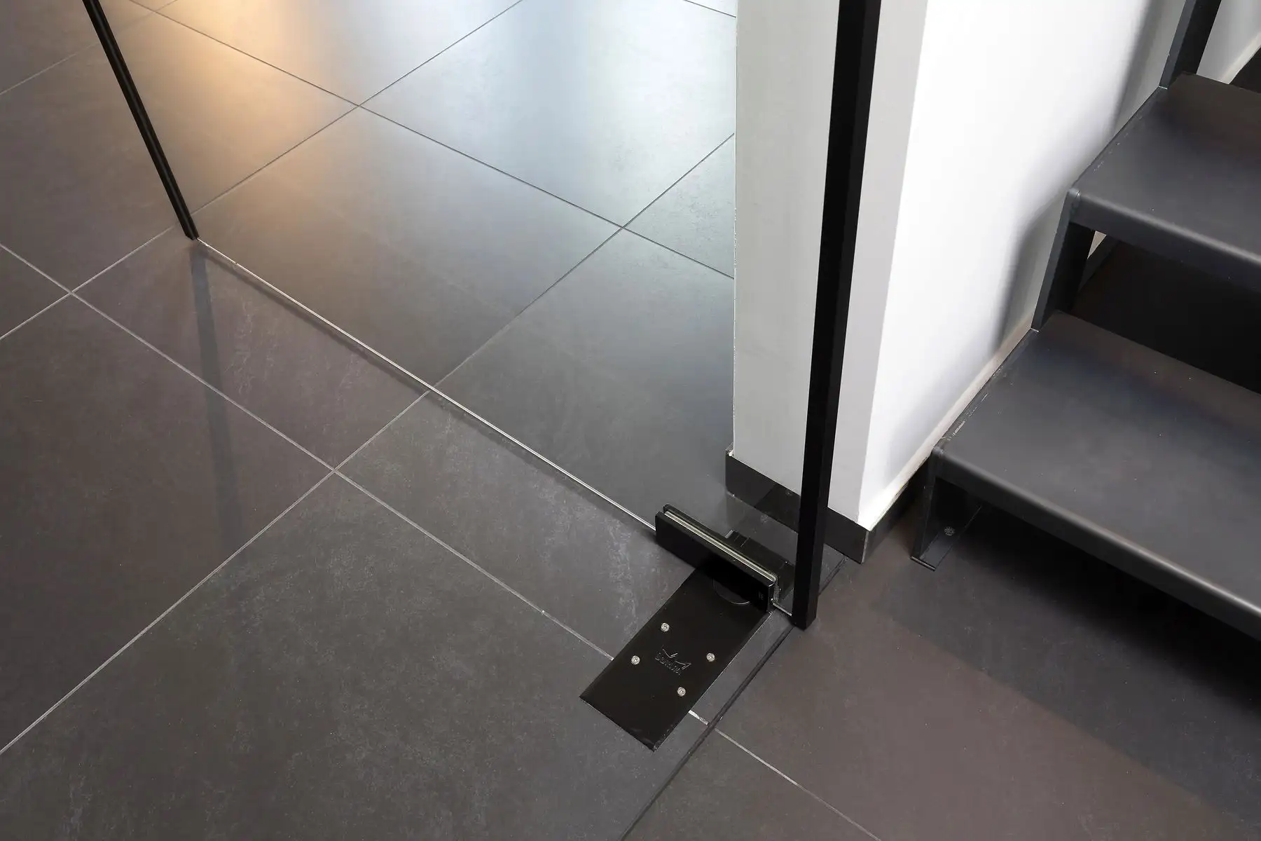 Glasdeur steellook + gelakte spaandeur in Ninove, gemaakt en geplaatst door Jacobs Binnendeuren (foto 4 van 6)