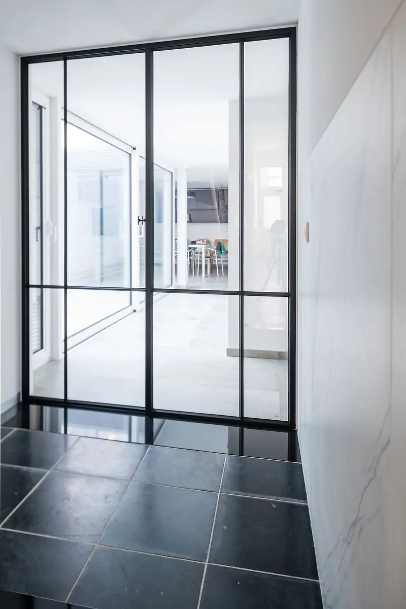 Dubbele smeedijzeren deur_asymmetrische verdeling in Ninove, gemaakt en geplaatst door Jacobs Binnendeuren (foto 4 van 6)