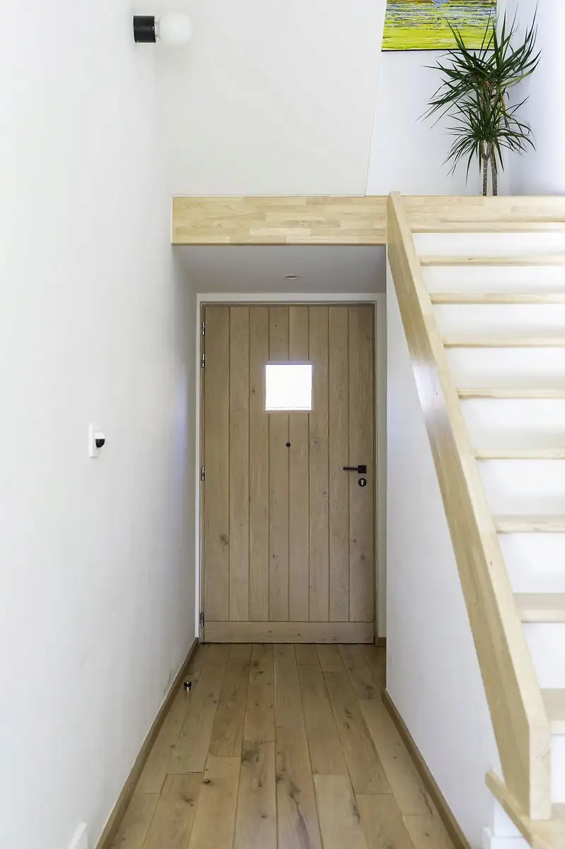 Combinatie van strak gelakte deuren met de warmte van hout in een gerenoveerde vierkantshoeve in Nederhasselt, gemaakt en geplaatst door Jacobs Binnendeuren (foto 5 van 6)