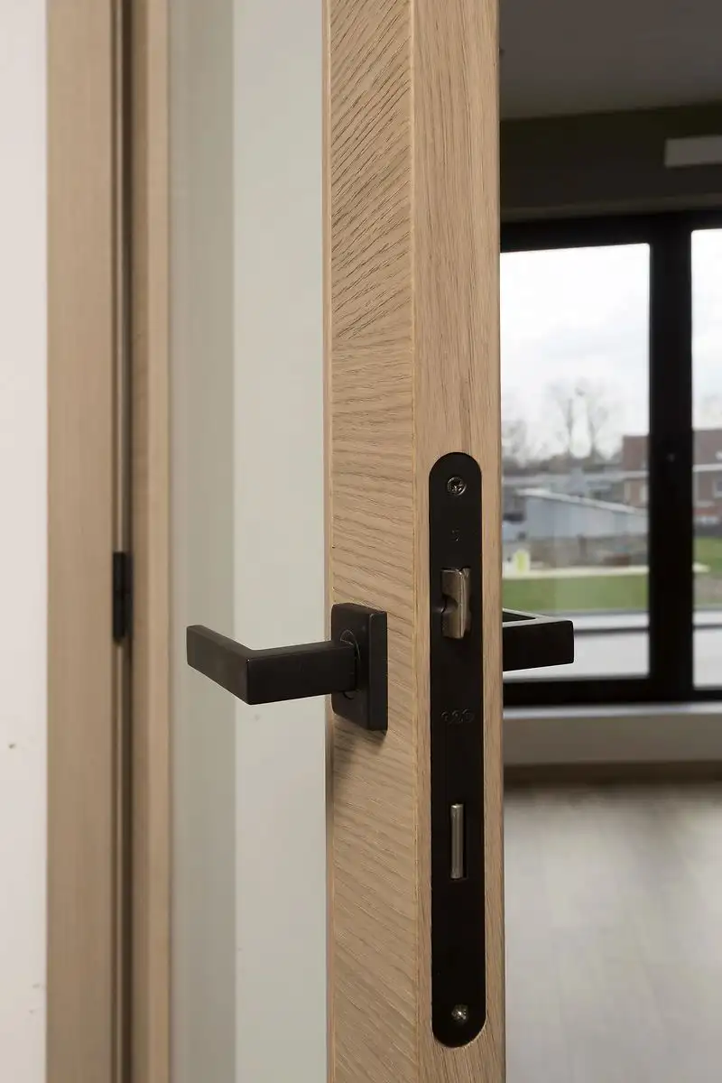 Horizontaal fineer eik volspaan in Sint-Pieters-Leeuw, gemaakt en geplaatst door Jacobs Binnendeuren (foto 5 van 6)