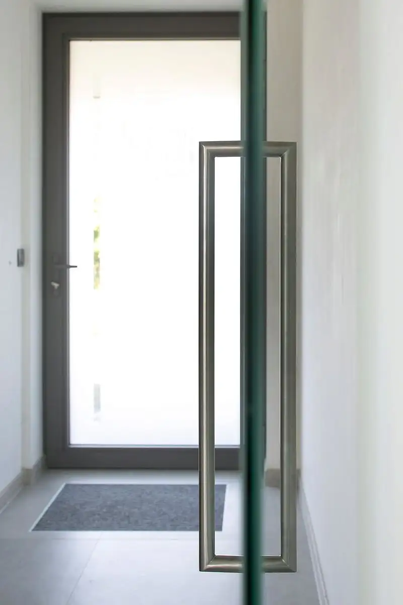 Glasdeur pivoterend + fineer eiken deuren + witlak RAL 9010 in Kester, gemaakt en geplaatst door Jacobs Binnendeuren (foto 6 van 6)