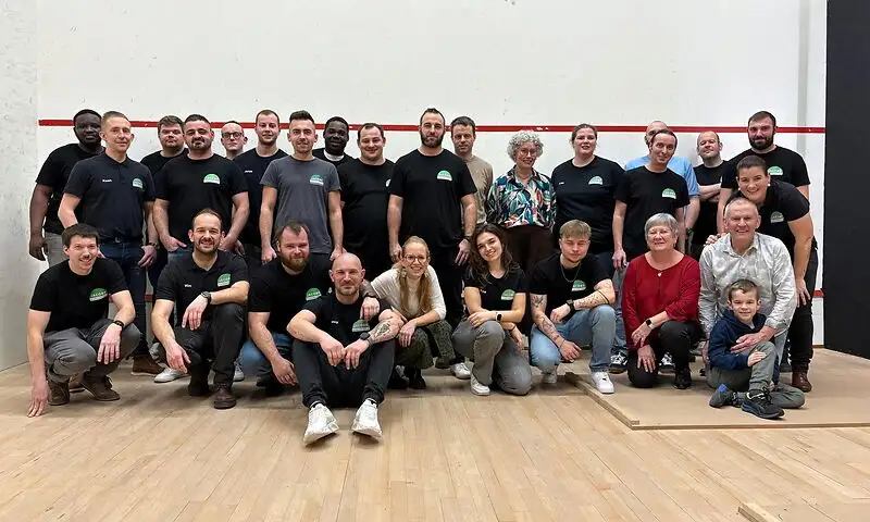 Het volledige team van Jacobs Binnendeuren samen op de foto in het atelier
