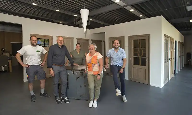 De toonzaal van Jacobs Binnendeuren in Ninove met tientallen deurmodellen naast elkaar